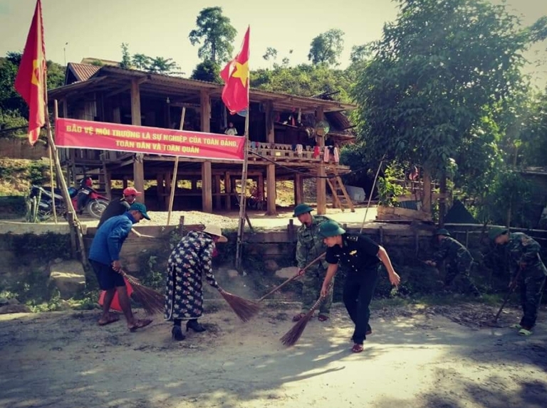 Cán bộ chiến sỹ Đồn Biên phòng Ra Mai và đoàn viên thanh niên trên địa bàn tham gia dọn vệ sinh môi trường hưởng ứng 