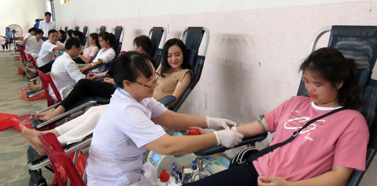 Đông đảo sinh viên hào hứng tham gia hiến máu tình nguyện đợt 2.