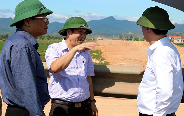 Đoàn công tác của Bộ Kế hoạch-Đầu tư đi thực địa dự án hệ thống đường từ cầu Nhật Lệ 2 đến đường Hồ Chí Minh nhánh Đông.