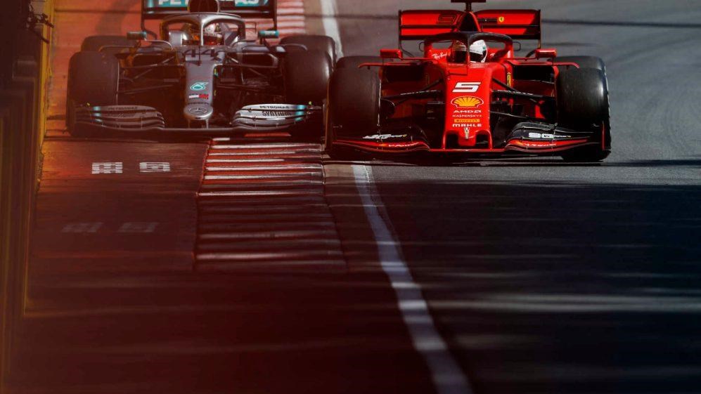   Tình huống Vettel ép Hamilton vào tường gây tranh cãi. (Ảnh: Formula1)