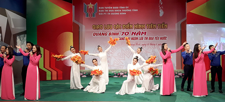 Giao lưu điển hình tiên tiến là một trong những điển nhấn trong tổ chức các hoạt động tôn vinh các điển hình trên tất cả mọi lĩnh vực.