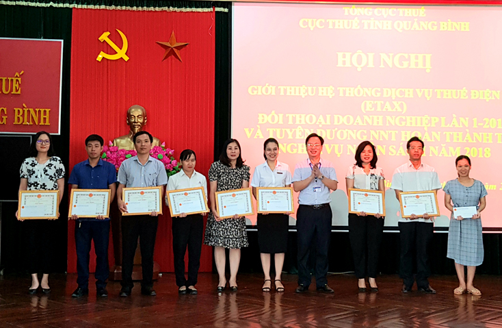 Lãnh đạo Cục Thuế tỉnh tặng giấy khen cho các doanh nghiệp hoàn thành tốt nghĩa vụ ngân sách năm 2018. 