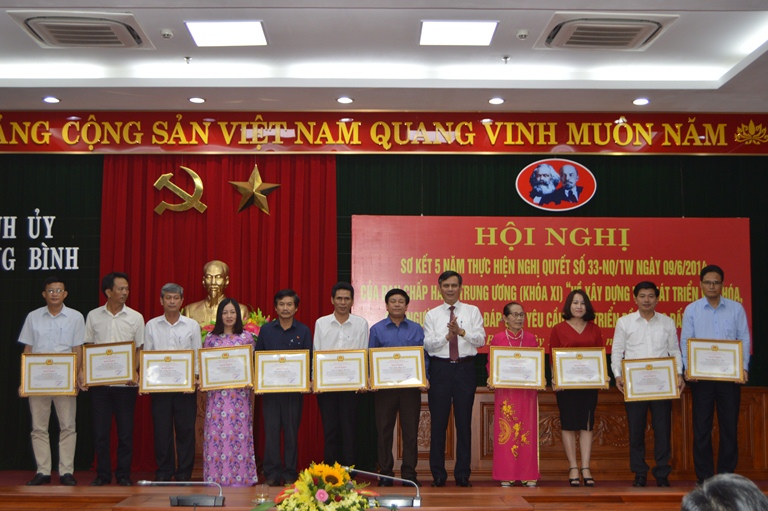 Đồng chí Trần Thắng, Phó Bí thư Thường trực Tỉnh ủy trao Bằng khen của Ban Thường vụ Tỉnh ủy cho các cá nhân có thành tích xuất sắc trong 5 năm thực hiện Nghị quyết số 33.