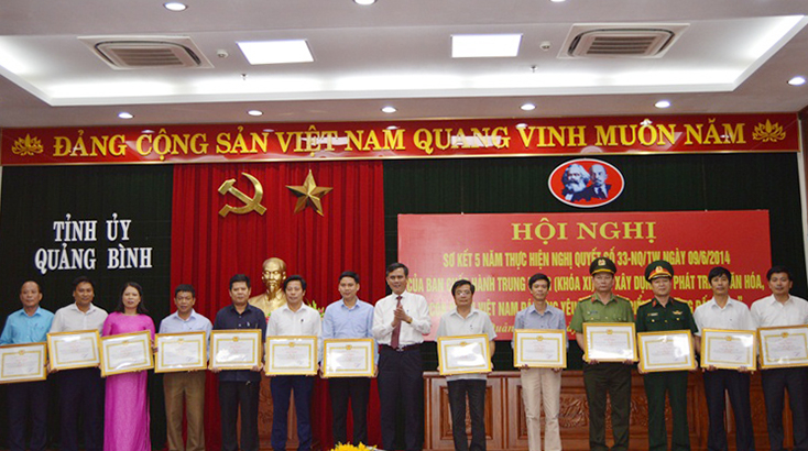 Đồng chí Trần Thắng, Phó Bí thư Thường trực Tỉnh ủy trao bằng khen của Ban Thường vụ Tỉnh ủy cho các tập thể có thành tích xuất sắc trong 5 năm thực hiện Nghị quyết số 33. 