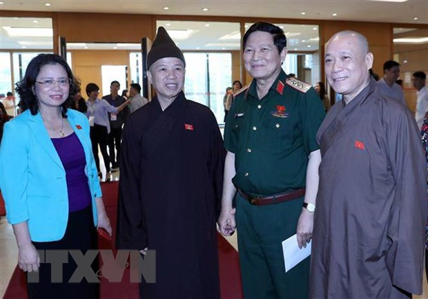 Xay dung luc luong du bi dong vien phu hop voi tinh hinh moi hinh anh 2Đại tướng, Bộ trưởng Bộ Quốc phòng Ngô Xuân Lịch và các đại biểu Quốc hội trong giờ nghỉ giải lao. (Ảnh: Trọng Đức/TTXVN)