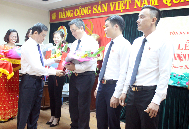 Trao các quyết định bổ nhiệm Thẩm phán sơ cấp cho các cán bộ TAND hai cấp tỉnh.