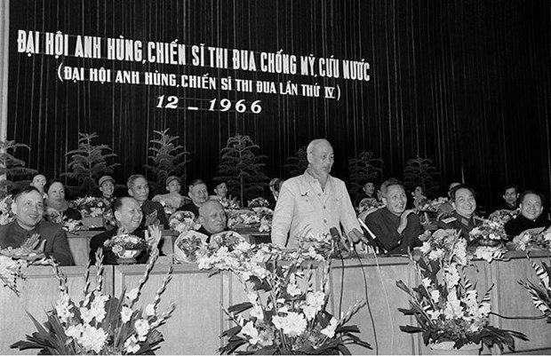 50 nam thuc hien Di chuc Bac Ho: Loi dan dau tien cua Bac hinh anh 2Chủ tịch Hồ Chí Minh nói chuyện tại Đại hội Anh hùng, Chiến sĩ thi đua chống Mỹ, cứu nước (Đại hội Anh hùng, Chiến sĩ thi đua lần thứ IV) diễn ra tại Hà Nội tháng 12/1966. (Ảnh: Tư liệu TTXVN)