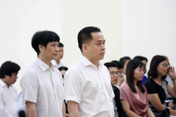 Bị cáo Phan Văn Anh Vũ và bị cáo Nguyễn Hữu Bách nghe đại diện Viện Kiểm sát Nhân dân cấp cao thành phố Hà Nội đọc bản luận tội và đề nghị mức án. (Ảnh: Văn Điệp/TTXVN)