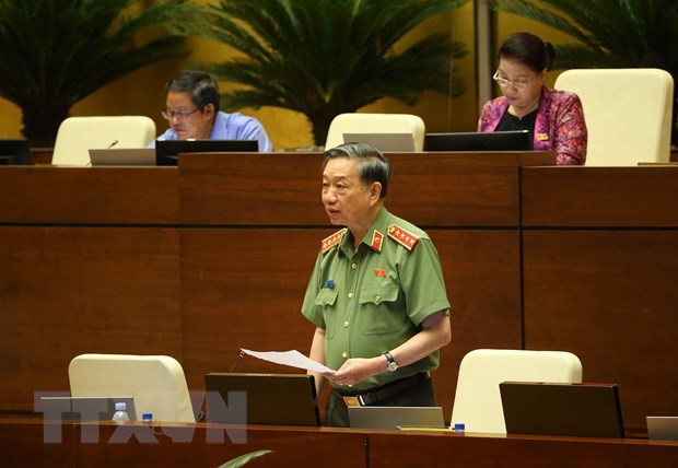 Hop Quoc hoi: De xuat su dung ho chieu gan chip dien tu hinh anh 2Đại tướng Tô Lâm, Bộ trưởng Bộ Công an giải trình ý kiến của đại biểu Quốc hội. (Ảnh: Doãn Tấn/TTXVN)