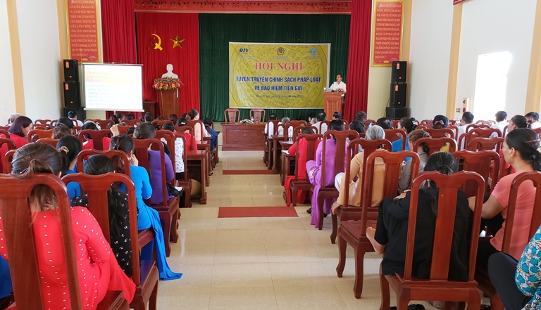 Tuyên truyền chính sách pháp luật về bảo hiểm tiền gửi cho người dân xã Nhân Trạch (Bố Trạch).