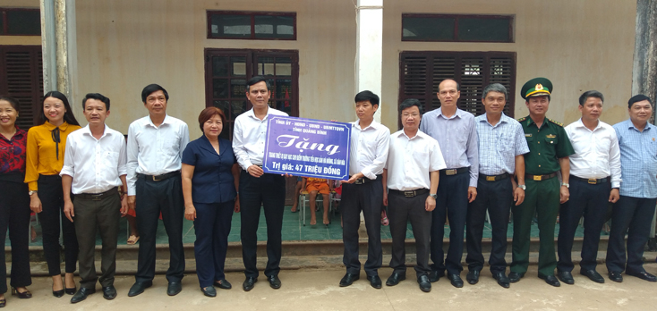 Đồng chí Phó Bí thư Thường trực Tỉnh ủy Trần Thắng và các đồng chí lãnh đạo tỉnh tặng tượng trưng trang thiết bị dạy học cho điểm trường tiểu học bản Hà Nôông, xã Dân Hóa với trị giá 47 triệu đồng.