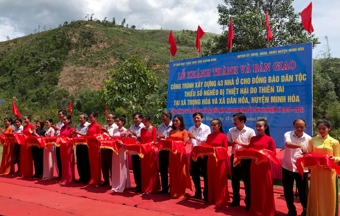 Lễ cắt băng khánh thành công trình xây dựng 43 nhà ở cho đồng bào dân tộc thiểu số tại xã Dân Hóa và Trọng Hóa.