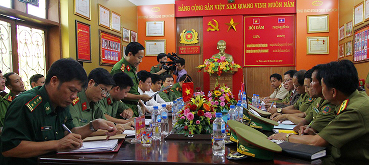 Buổi hội đàm giữa Công an huyện Lệ Thủy và An ninh huyện Sê Pôn, tỉnh Savannakhet (Lào).
