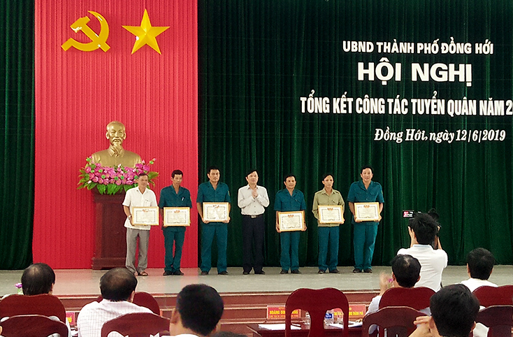 Đồng chí Bí thư Thành ủy Đồng Hới Lê Văn Phúc trao giấy khen cho các tập thể.