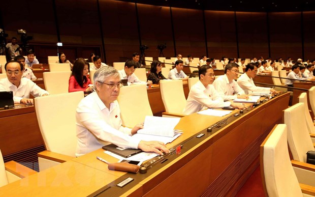 Ky hop thu 7, Quoc hoi khoa XIV: Thong qua Luat Giao duc sua doi hinh anh 2Đoàn đại biểu Quốc hội tỉnh Sơn La biểu quyết thông qua một dự luật. (Ảnh: Phương Hoa/TTXVN)