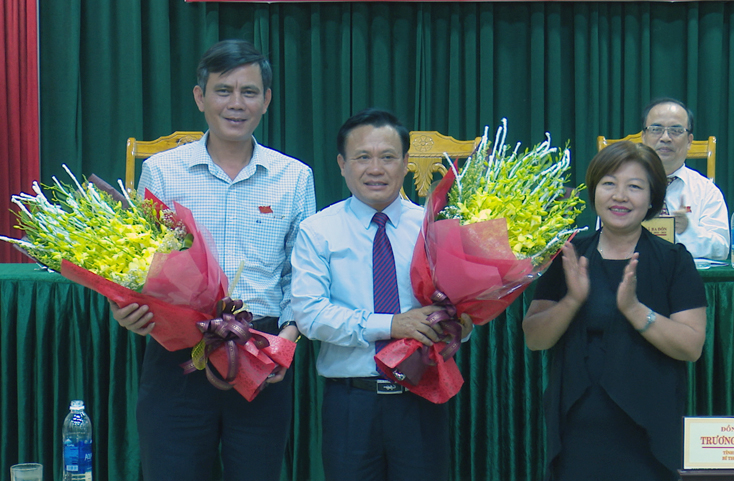 Đồng chí Nguyễn Thị Thanh Hương, Ủy viên Ban Thường vụ Tỉnh ủy, Phó Chủ tịch Thường trực HĐND tỉnh tặng hoa chúc mừng đồng chí Trần Thắng và đồng chí Phạm Duy Quang nhận nhiệm vụ mới.