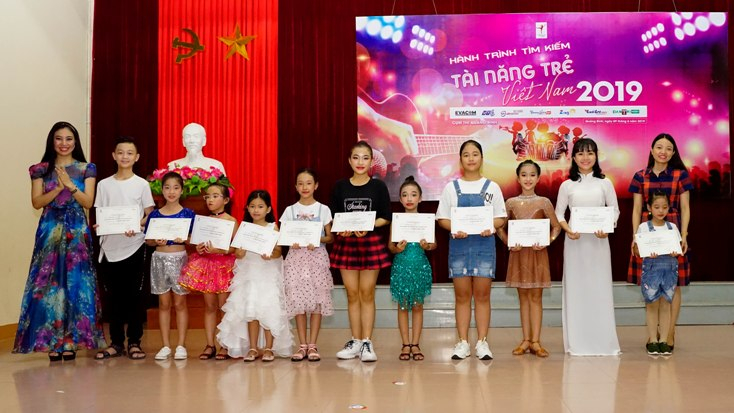 Đại diện BTC chương trình trao giấy chứng nhận tài năng triển vọng cho các tiết mục xuất sắc.