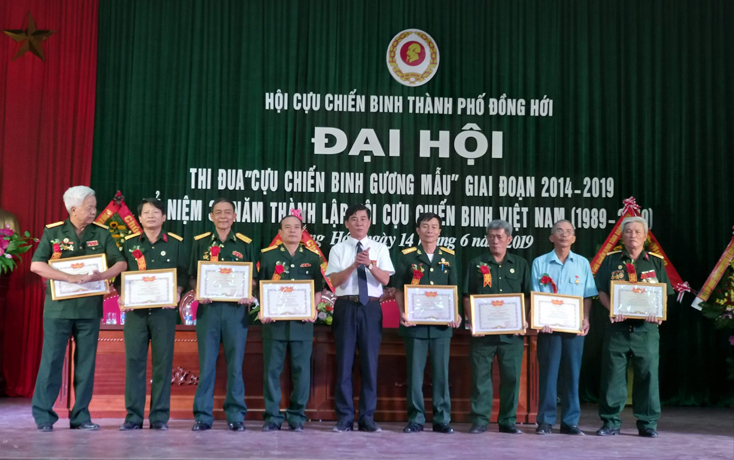 TP. Đồng Hới khen thưởng các tập thể và cá nhân có thành tích tốt trong phong trào thi đua“CCB gương mẫu” giai đoạn 2014-2019