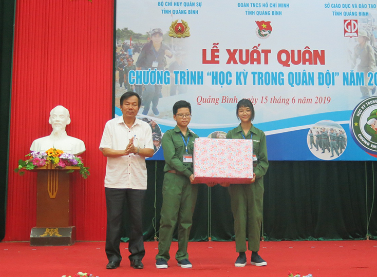 Đại diện lãnh đạo Sở Giáo dục và Đào tạo tặng quà cho các chiến sỹ trước lúc “nhập ngũ”