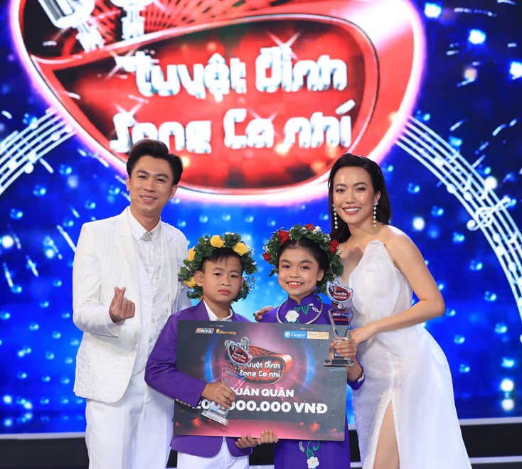 Nguyễn Quốc Linh (thứ 2 từ phải qua) đăng quang ngôi vị quán quân tại đêm chung kết Tuyệt đỉnh song ca nhí mùa 3. (Ảnh: NVCC)