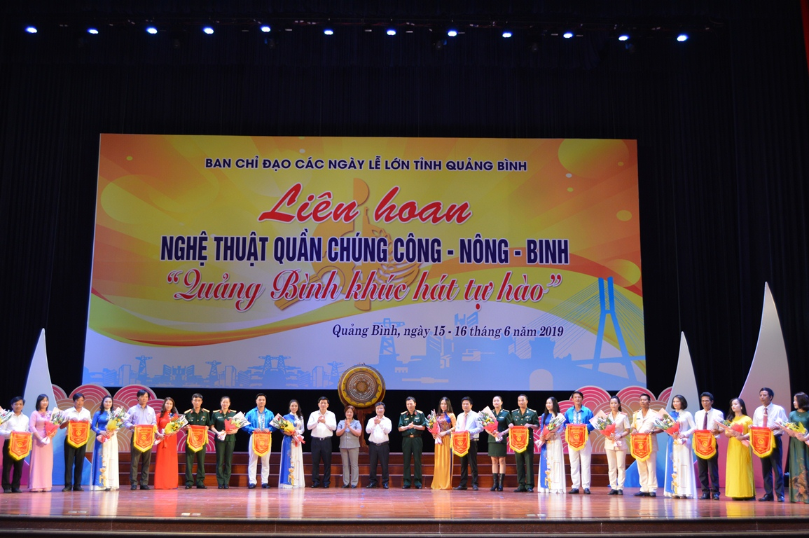 : Các đồng chí lãnh đạo tỉnh tặng hoa và cờ lưu niệm cho các đội tham gia.