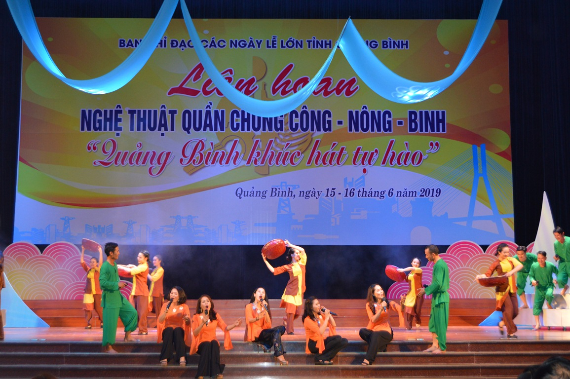 Một tiết mục trong chương trình nghệ thuật khai mạc liên hoan của đoàn TP. Đồng Hới.