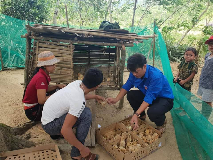 Trao gà giống cho thanh niên bản Còi có hoàn cảnh khó khăn