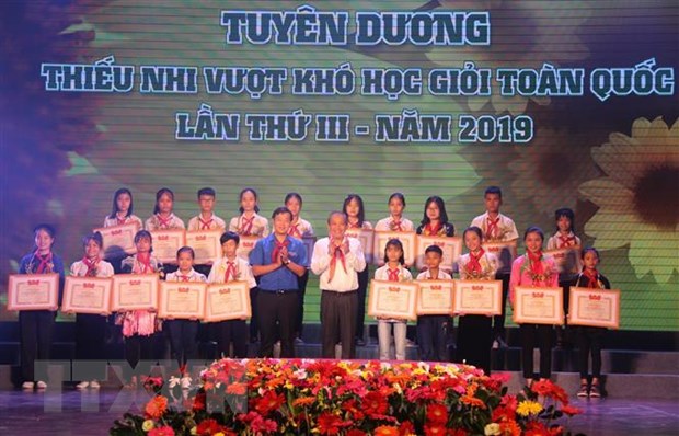 Phó Thủ tướng Thường trực Chính phủ Trương Hòa Bình, anh Lê Quốc Phong, Bí thư thứ nhất Trung ương Đoàn trao tặng Bằng khen của Trung ương Đoàn cho thiếu nhi vượt khó học giỏi tiêu biểu. (Ảnh: Xuân Dự/TTXVN)