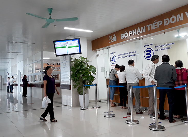 Trong tương lai, bệnh nhân sẽ thanh toán viện phí bằng thẻ. (Trong ảnh, người dân thực hiện các thủ tục khám chữa bệnh tại Bệnh viện hữu nghị Việt Nam-Cuba Đồng Hới).