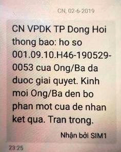 Tin nhắn thông báo kết quả giải quyết hồ sơ đất đai cho người dân.   