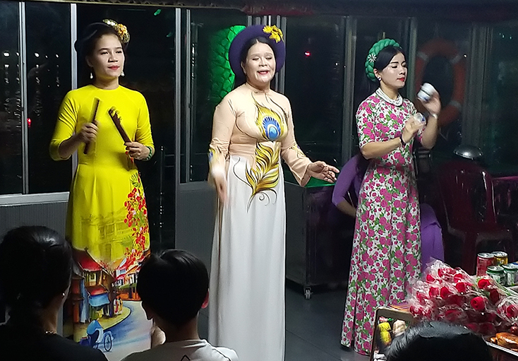 Các nghệ sĩ biểu diễn ca Huế trên sông Hương.     