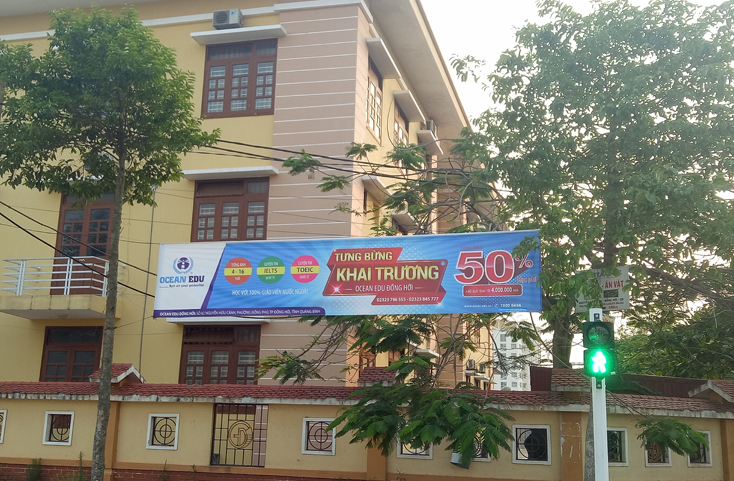 Mặc dù chưa được Sở GD-ĐT cấp phép hoạt động, nhưng từ tháng 4-2019, trung tâm này đã ngang nhiên khai trương, giăng băng rôn quảng cáo chiêu sinh khắp nơi.