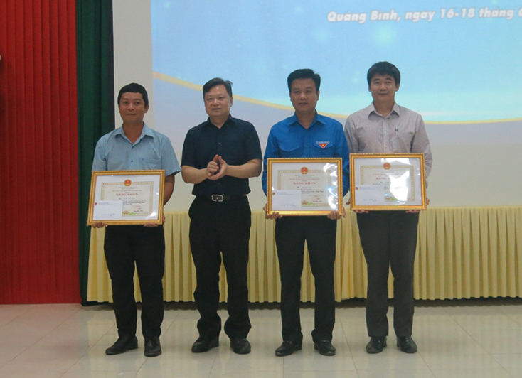 Đồng chí Nguyễn Tiến Hoàng, Tỉnh ủy viên, Phó Chủ tịch UBND tỉnh trao bằng khen của Chủ tịch UBND tỉnh cho các cá nhân đã có nhiều đóng góp cho Hội thi Tin học trẻ tỉnh Quảng Bình giai đoạn 2014-2019