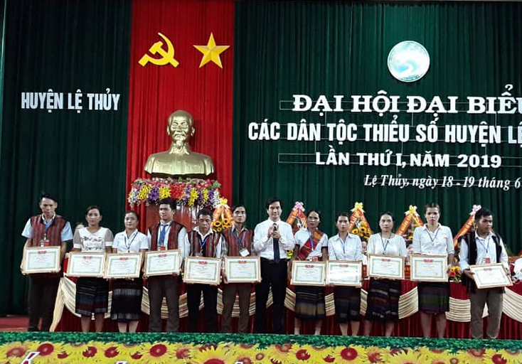 Lãnh đạo huyện Lệ Thủy trao giấy khen cho các tập thể và cá nhân có thành tích suất sắc trong công tác DTTS