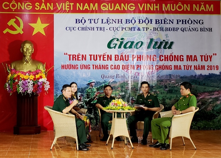 Các đại biểu giao lưu cùng thế hệ trẻ với chủ đề “Hãy suy nghĩ trước khi bắt đầu”.