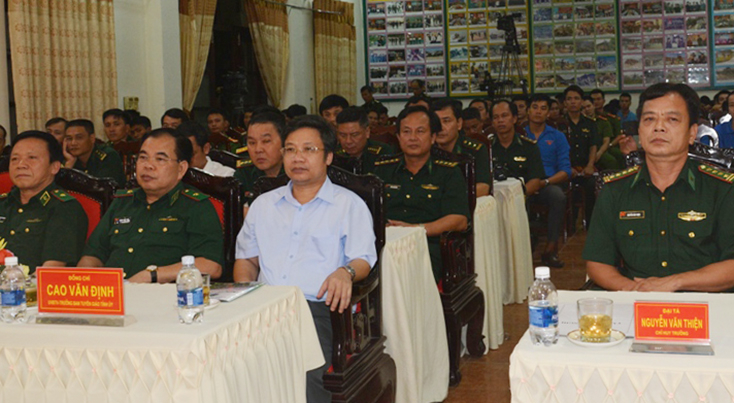 Các đại biểu tham dự chương trình giao lưu  "Trên tuyến đầu phòng chống ma túy ".