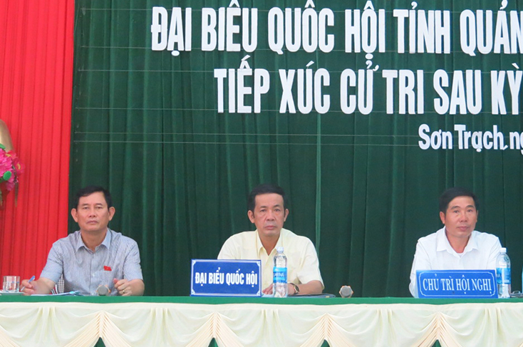 Các ĐBQH đang tiếp xúc với cử tri tại xã Sơn Trạch