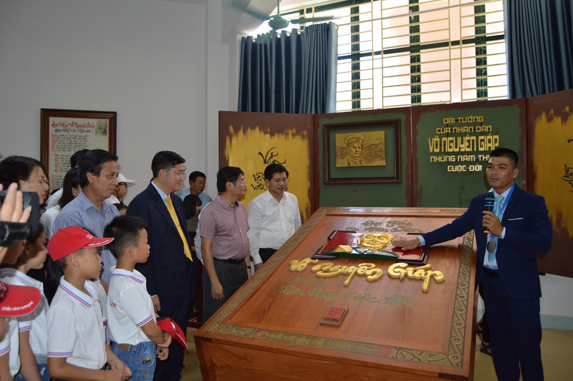 Kỷ lục gia, nghệ nhân thư pháp Võ Dương giới thiệu về quyển sách với các đồng chí lãnh đạo tỉnh.