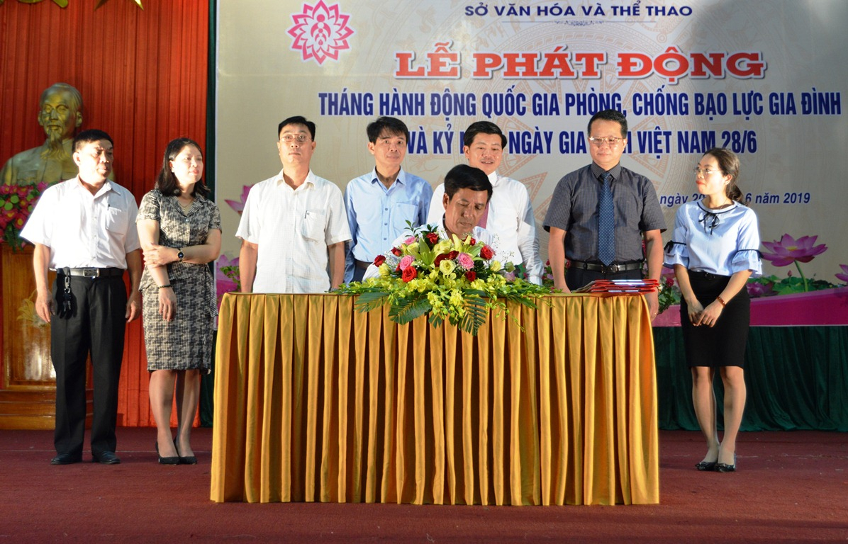 Ban Chỉ đạo Công tác gia đình tỉnh và các huyện, thi xã, thành phố đã ký cam kết hành động phòng, chống bạo lực gia đình.