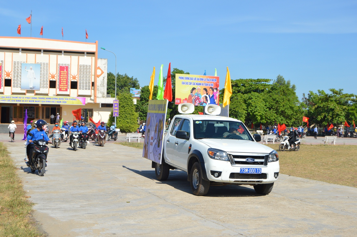 Lực lượng đoàn viên, thanh niên tham gia diễu hành kêu gọi mọi người cùng hưởng ứng “Tháng hành động quốc gia về phòng, chống bạo lực gia đình.”