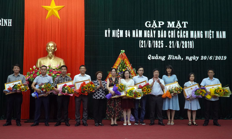 Đồng chí Phó Chủ tịch Thường trực HĐND tỉnh Nguyễn Thị Thanh Hương trao giải B cho các tác giả, nhóm tác giả