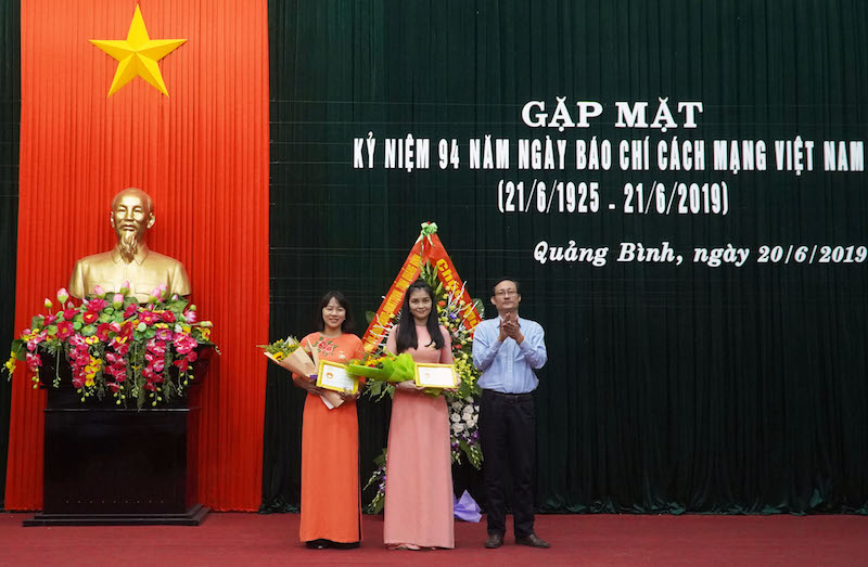 Đồng chí Lê Khánh Hoà, Giám đốc Đài Phát thanh – Truyền hình, Chủ tịch Hội Nhà báo tỉnh trao Kỷ niệm chương “Vì sự nghiệp báo chí” cho các nhà báo