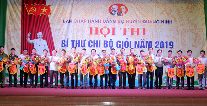 Lãnh đạo huyện Quảng Ninh trao cờ lưu niệm cho các đội dự thi.