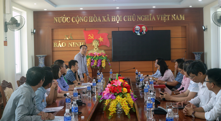 Đồng chí Lê Vệ Quốc, Vụ trưởng Vụ PBGDPL (Bộ Tư pháp) làm việc với chính quyền xã Bảo Ninh, thành phố Đồng Hới.