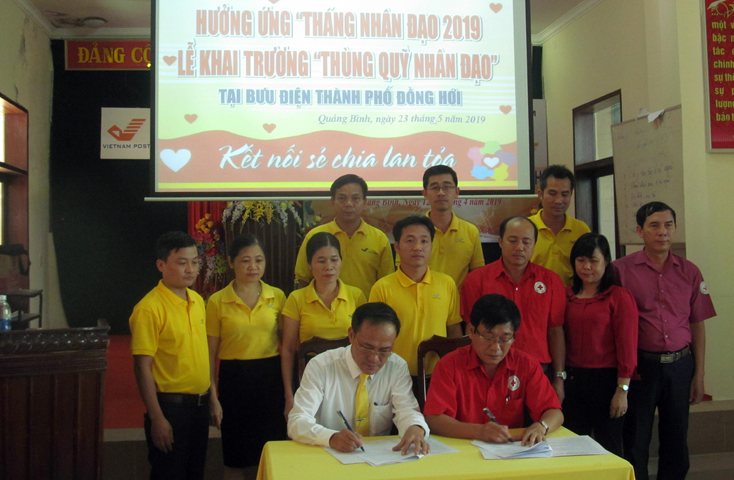 Hội CTĐ và Bưu điện tỉnh khai trương “Thùng quỹ nhân đạo”.