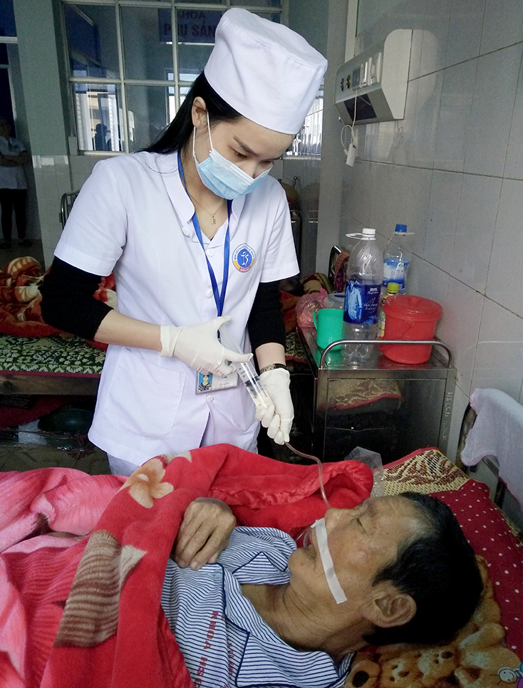 Tận tình chăm sóc, phục vụ người bệnh, cán bộ y tế đã để lại nhiều ấn tượng đẹp trong lòng người dân.
