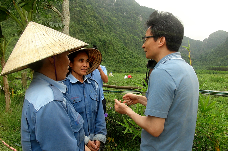  Phó Thủ tướng Vũ Đức Đam trò chuyện cùng nhân viên khu Chày Lập Farmstay trong chuyến làm việc tại Quảng Bình tháng 4-2019.    