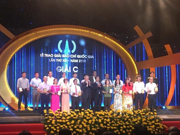 Ban tổ chức trao giải C cho các tác giả, nhóm tác giả.
