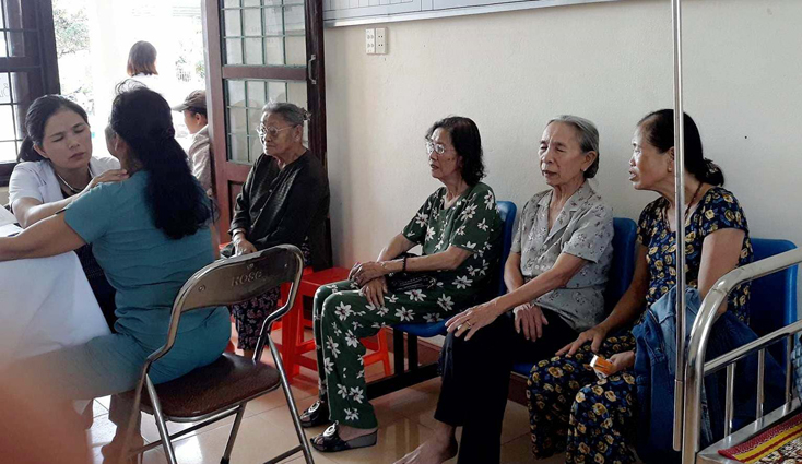 Tư vấn và khám sức khỏe định kỳ cho NCT ở phường Đồng Sơn, TP. Đồng Hới.