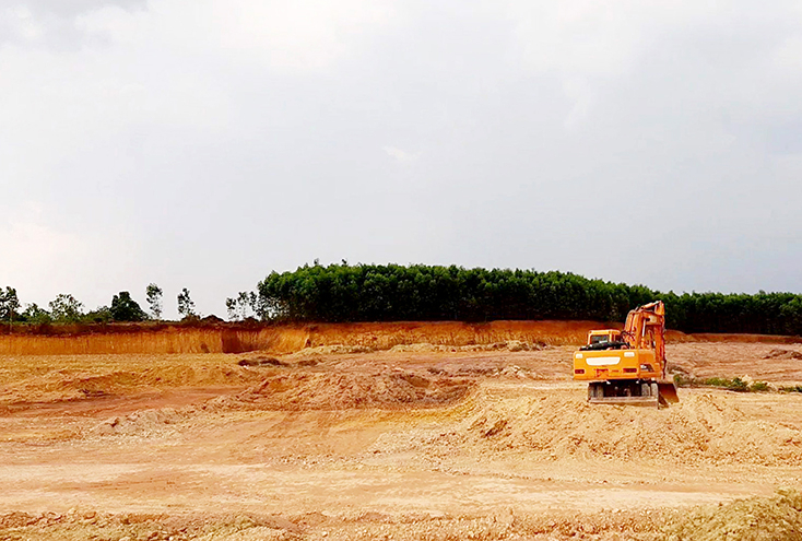 Để hai hộ dân khai thác trái phép hơn 2.000m3 đất biên hòa bán cho các công trình xây dựng, nhưng tập thể và các cá nhân có liên quan của UBND xã Mỹ Thủy chỉ xin nhận mức phê bình kiểm điểm rút kinh nghiệm.